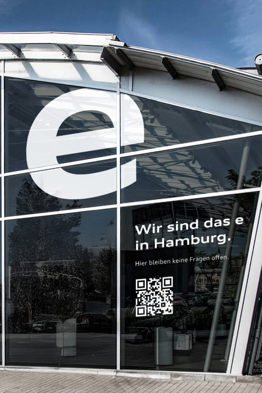 Ausschnitt des Audi Hamburg Automobil-Gebäudes mit der Fassadenbeklebung für die Kampagne.