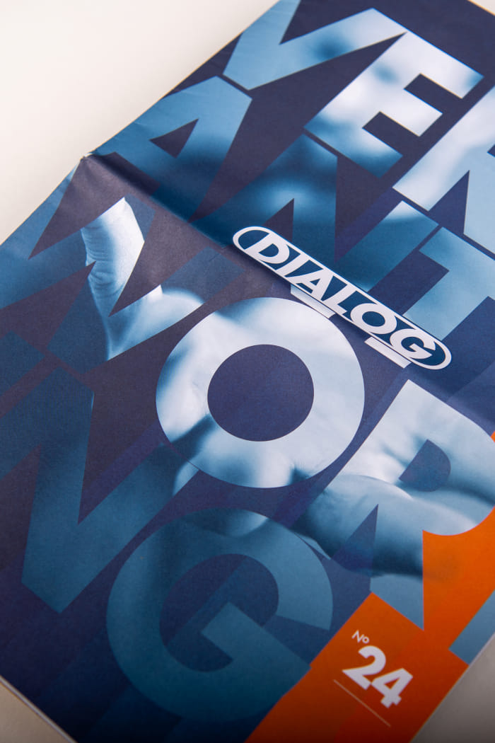Die Titelseite des Magazins in der Farbe Blau, mit dem Wort 'Verantwortung' in großer Schrift über die gesamte Seite.
