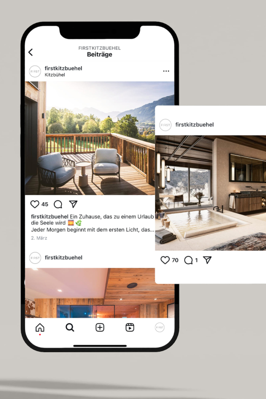 Auf einem Handy wird die Content Creation von First Kitzbühel Immobilien beispielhaft dargestellt. Neben dem Handy ist ein weiteres Posting zu sehen, das eine andere Immobilie präsentiert.