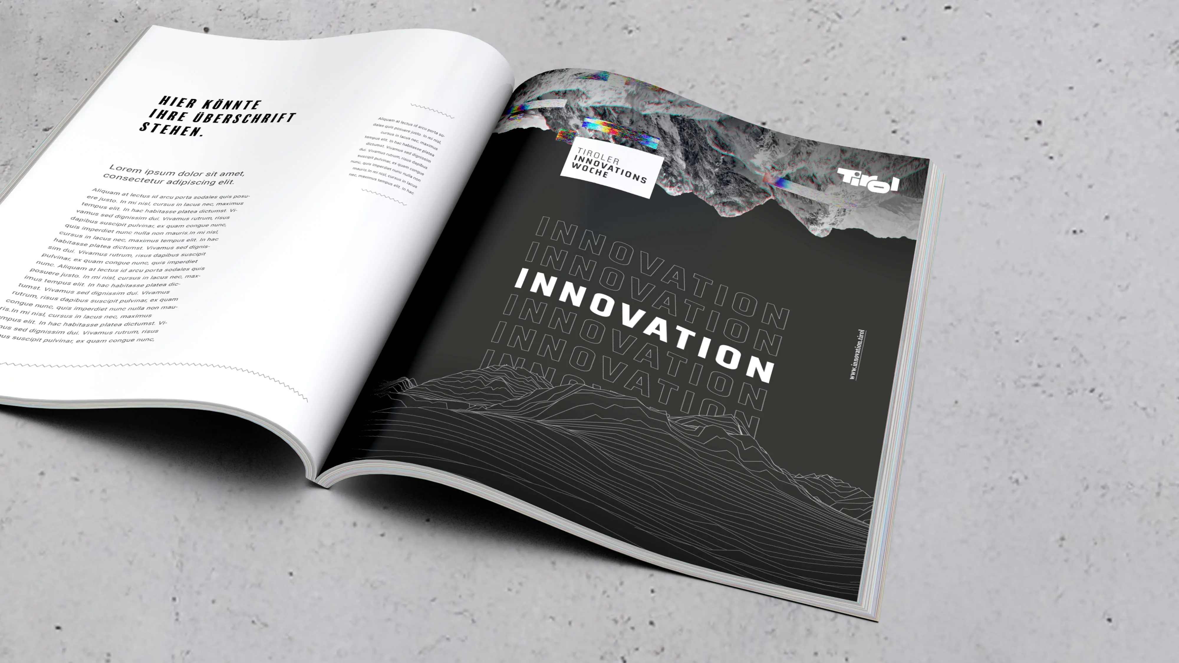 Ein aufgeschlagenes Magazin zeigt eine ganzseitige Anzeige für die Tiroler Innovationswoche in schwarz weiß. Von oben und unten ragen Bergspitzen ins Bild einmal in Foto-Optik einmal in weißer Liniengrafik und zentral findet sich mehrfach das Wort Innovation abgebildet, einmal weiß hervorgehoben sonst weiß umrissen.