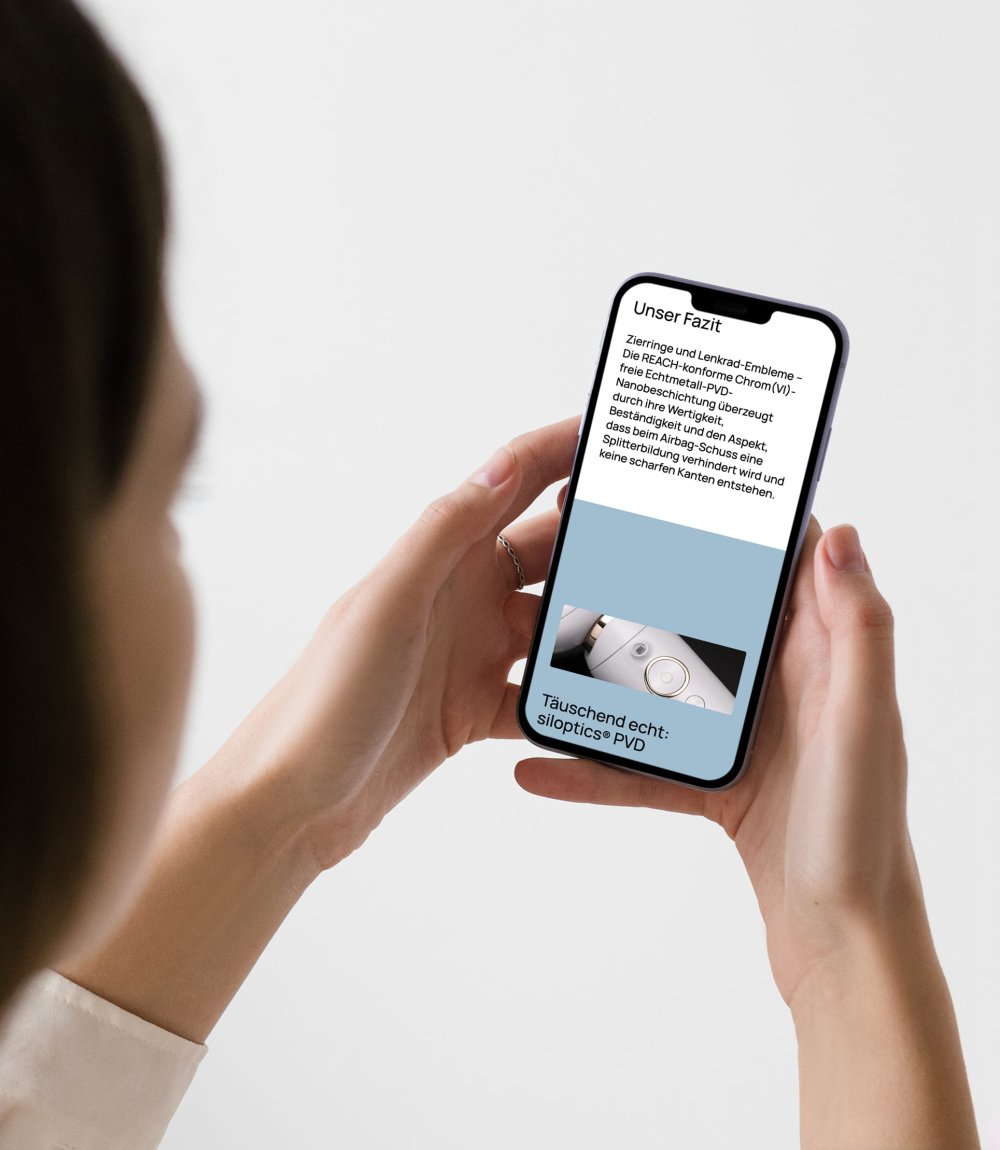 Eine Person hält ein Smartphone mit der Silco-Website in einem klaren, minimalistischen Design mit weißem Hintergrund und hellblauem Akzentbereich. 