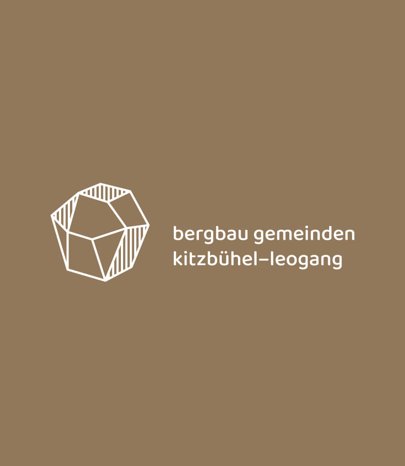 Auf braunem-ockerfarbenem Hintergrund mittig links eine weiß schraffierte Darstellung ähnlich einem Mineralstein und daneben der Wortlaut bergbau gemeinden kitzbühel-leogang.