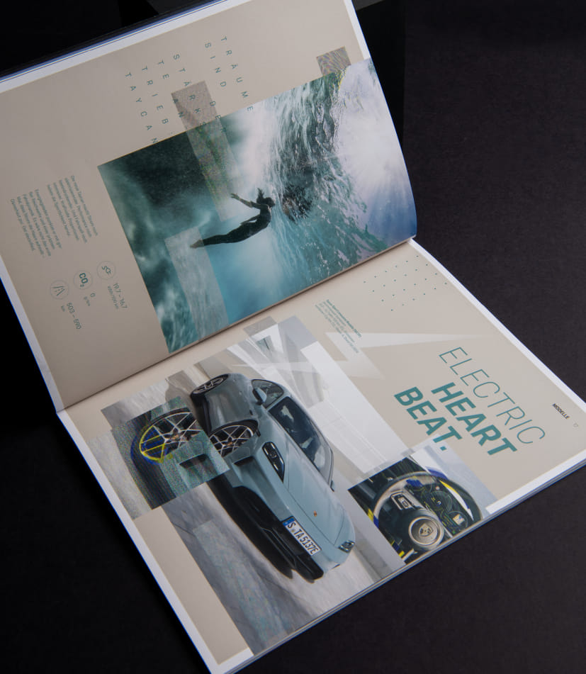 Aufgeschlagene Porsche Times mit einer doppelseitigen Bildwelt zu Elektromobilität; links eine Surferin unter Wasser, rechts der Porsche Taycan mit der Headline Electric Heartbeat.