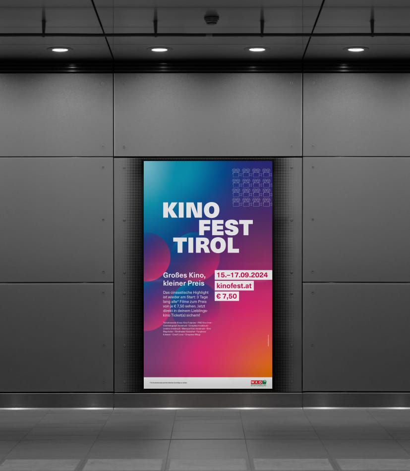 Hochformatiges Digital Plakat zum Kino Fest Tirol auf Metallfassade. Im oberen Bereich steht in großen, weißen Großbuchstaben: „KINO FEST TIROL“. Darunter folgt in kleinerer Schrift der Text: „Jeden Tag österreichisches Kino erleben“. Ein auffälliger, weißer Kasten rechts enthält Informationen zum Datum und zur Teilnahme: Österreichisches Kino um 5,50 € und 01.07. bis 07.07.2024. Der Hintergrund des Plakats ist ein Farbverlauf aus Blau, Violett, Pink und Orange.
