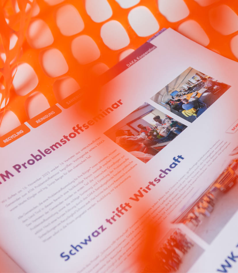 Aufgeschlagenes Magazin mit orangem Farbkonzept und übersichtlich gestalteter Innenseite.