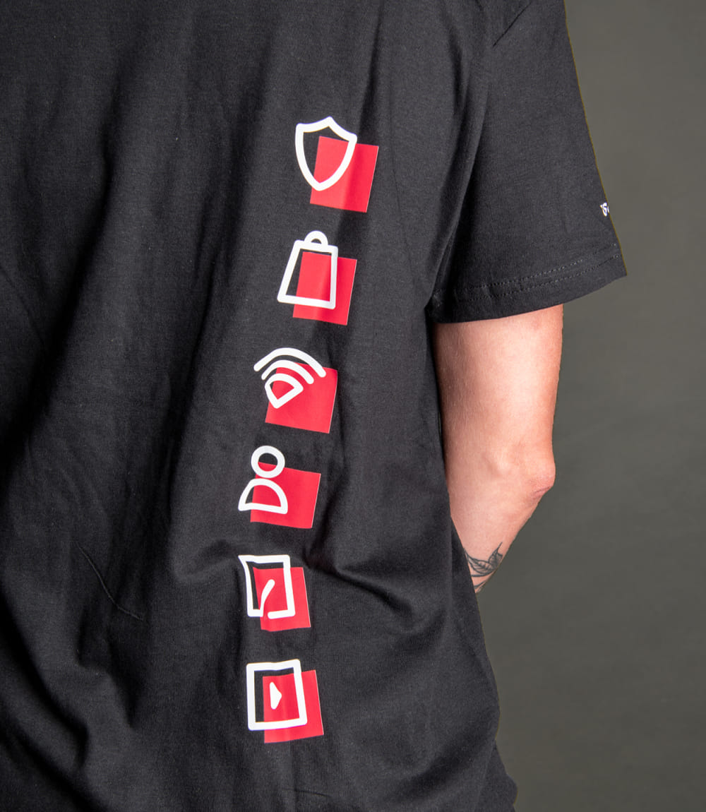Torso einer Person von hinten fotografiert mit schwarzem T-Shirt das untereinander aufgereiht verschiedene Icons weiß umrandet über einem roten Viereck zeigt.