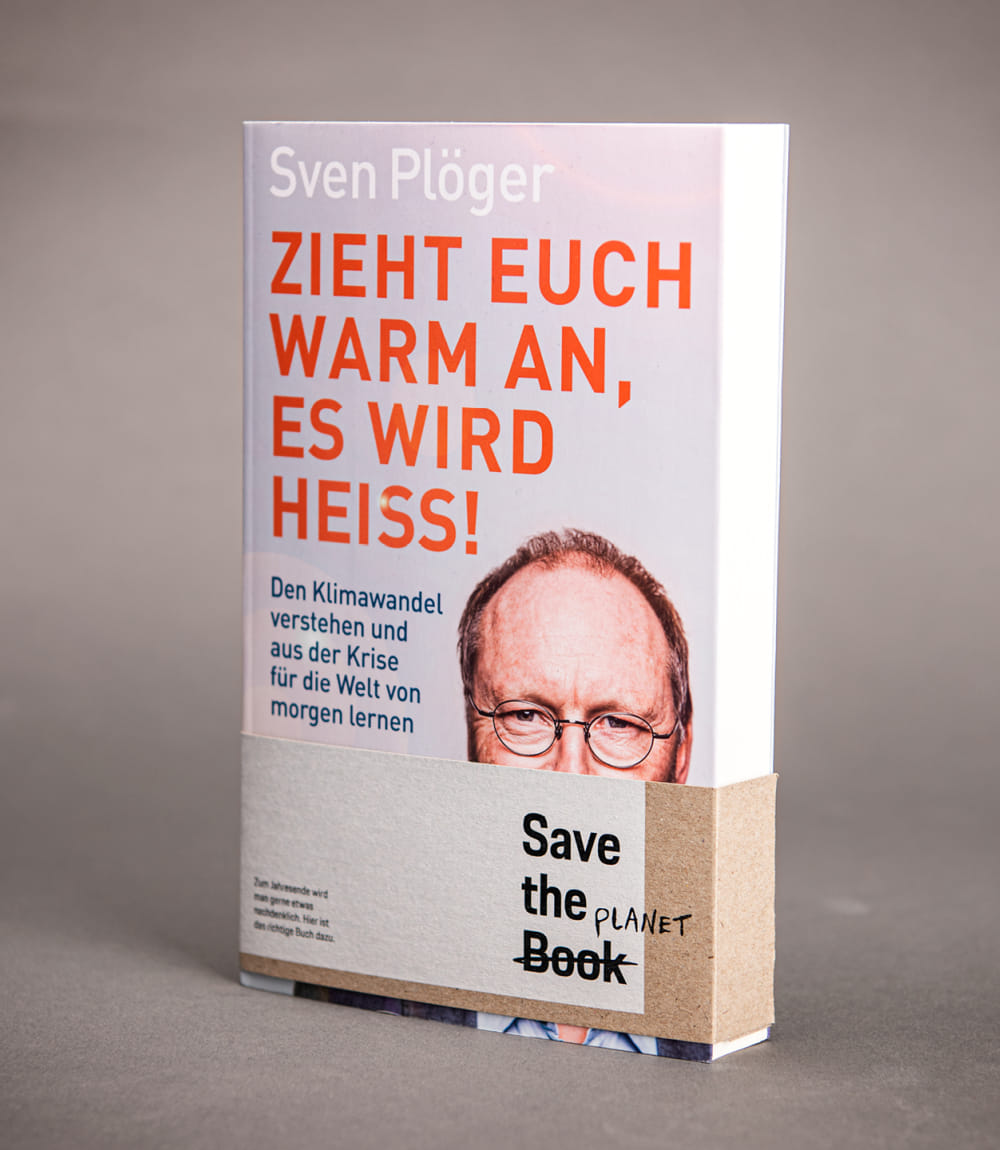 Buch präsentiert vor grauem Hintergrund. Der Titel heißt Zieht euch warm an, es wird heiss! von Sven Plöger. Im unteren Teil ein Einband mit Aufschrift Save the Book - Book ersetzt durch Planet.
