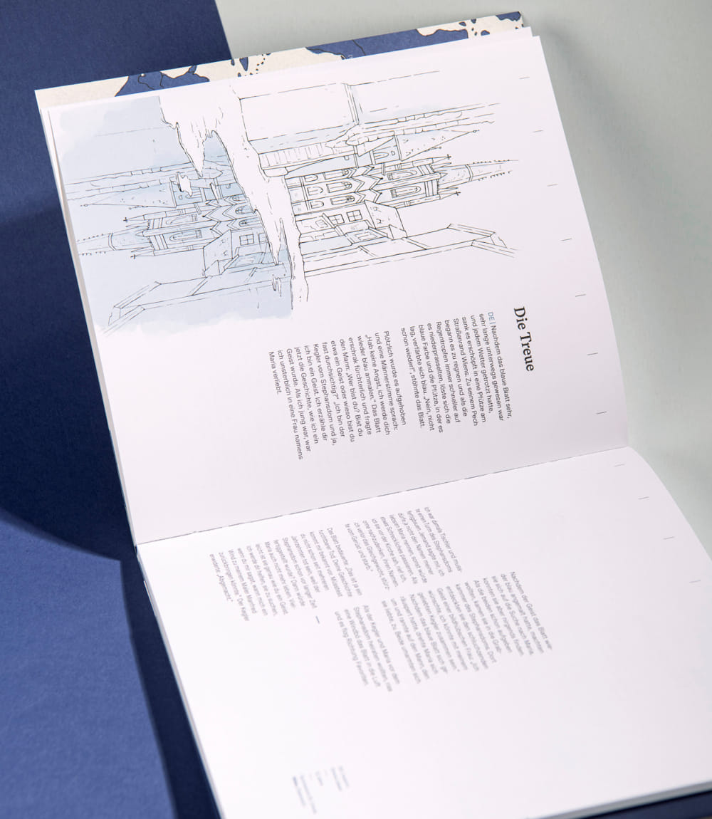 Aufgeschlagener Kalender auf blau weißem Hintergrund. Links eine feine Linienzeichnung einer historischen Stadtansicht mit gotischer Kirche im Zentrum. Die Szene spiegelt sich detailreich in einer großen Wasserpfütze im Vordergrund. Rechts davon Textblöcke in schwarzem Print.